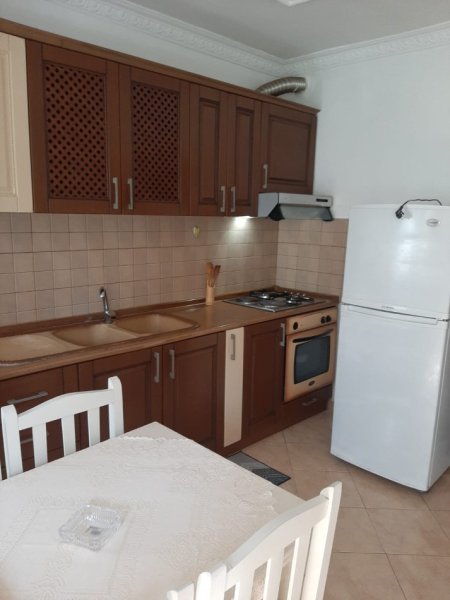 Tirane, jepet me qera apartament 1+1+Ballkon Kati 1, 75 m² 500 € (Rruga Hodo Beg)