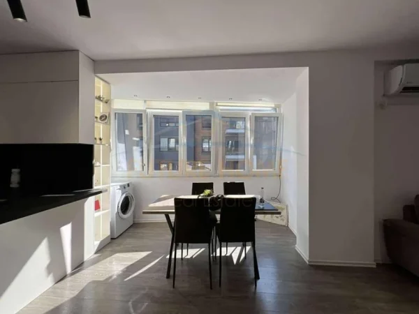 Tirane, jepet me qera apartament 1+1 Kati 5, 73 m² 700 € (Pazari i Ri)