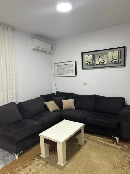 Tirane, jepet me qera apartament 1+1 Kati 0, 65 m² 350 € (Rr hamfi sulcebe)