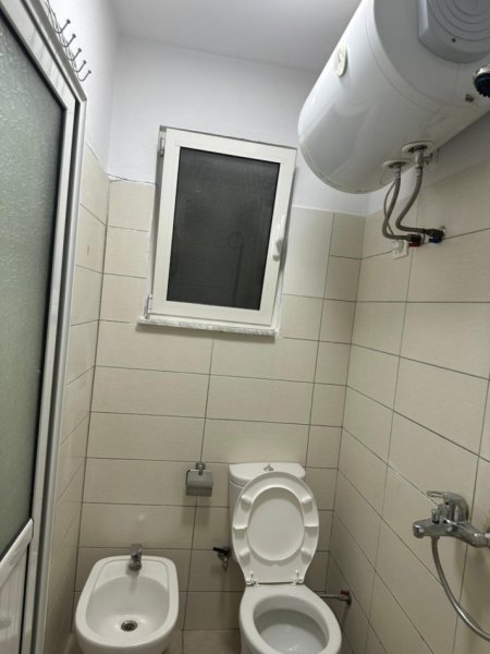 Tirane, jepet me qera apartament 1+1 Kati 0, 65 m² 350 € (Rr hamfi sulcebe)