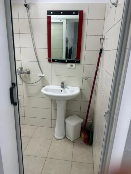 Tirane, jepet me qera apartament 1+1 Kati 0, 65 m² 350 € (Rr hamfi sulcebe)