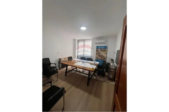 Tirane, jepet me qera zyre , 108 m² 1.500 € 