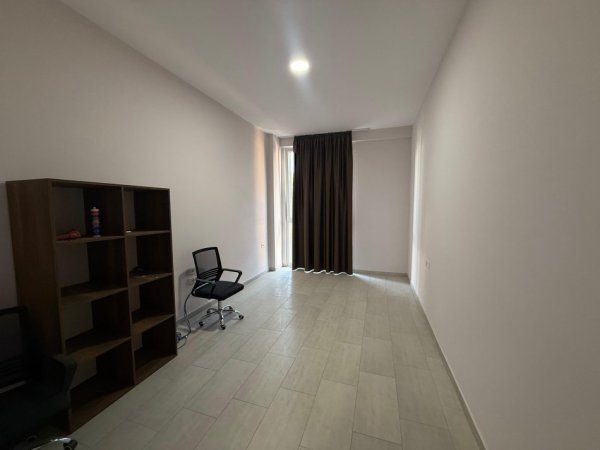 Tirane, jepet me qera zyre Kati 2, 70 m² 500 € (SQUARE 21)