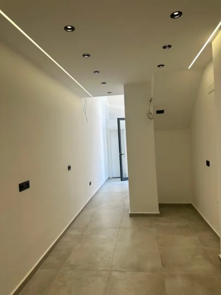 Shitet dyqan tek Ali Demi