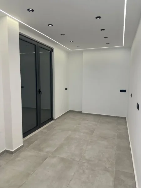 Shitet dyqan tek Ali Demi