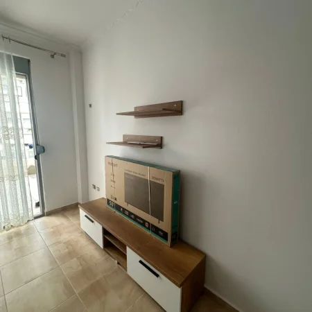 Tirane, jepet me qera apartament 2+1 Kati 3, 165 m² 750 € (ish venu)