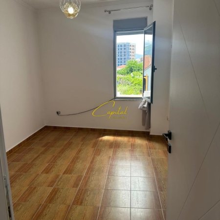 Tirane, jepet me qera apartament 3+1 Kati 3, 95 m² 700 € (XHAMLLIKU)