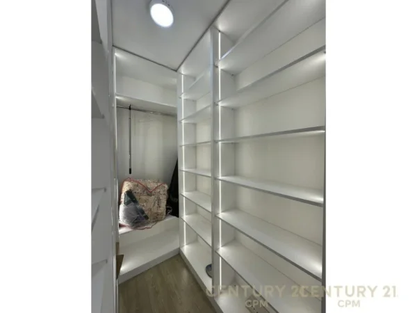 Tirane, jepet me qera apartament 1+1+Ballkon Kati 15, 75 m² 900 € (rruga e kavajes)