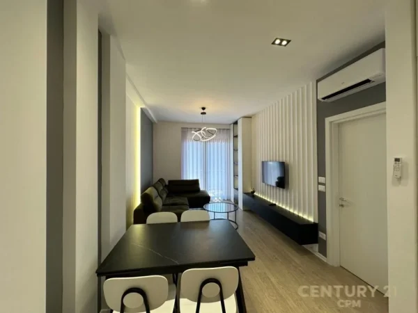 Tirane, jepet me qera apartament 1+1+Ballkon Kati 15, 75 m² 900 € (rruga e kavajes)