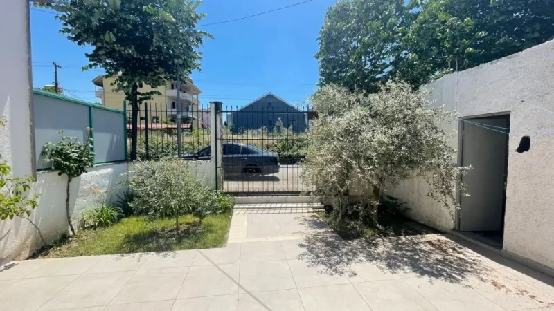 Shqiperi, jepet me qera apartament 1+1+Ballkon Kati 1, 55 m² 300 € (Rruga Azem Galica pran bulevardit te ri)