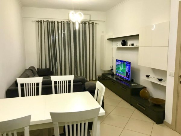 Tirane, jepet me qera apartament 1+1+Ballkon Kati 3, 70 m² 600 € (golden parku)