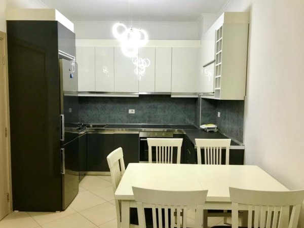 Tirane, jepet me qera apartament 1+1+Ballkon Kati 3, 70 m² 600 € (golden parku)