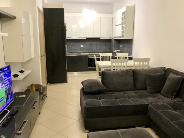 Tirane, jepet me qera apartament 1+1+Ballkon Kati 3, 70 m² 600 € (golden parku)