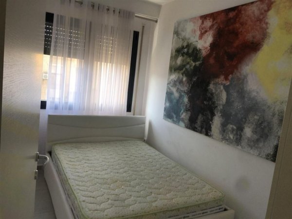 Tirane, jepet me qera apartament 1+1+Ballkon Kati 4, 80 m² 1.000 € (STADIUMI DINAMO)