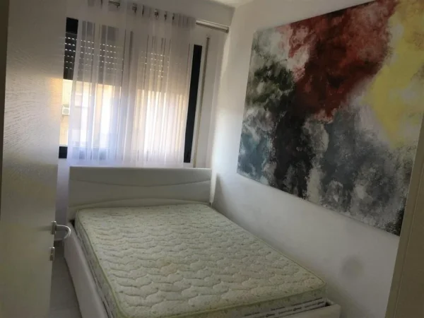 Tirane, jepet me qera apartament 1+1+Ballkon Kati 4, 80 m² 800 € (STADIUMI DINAMO)