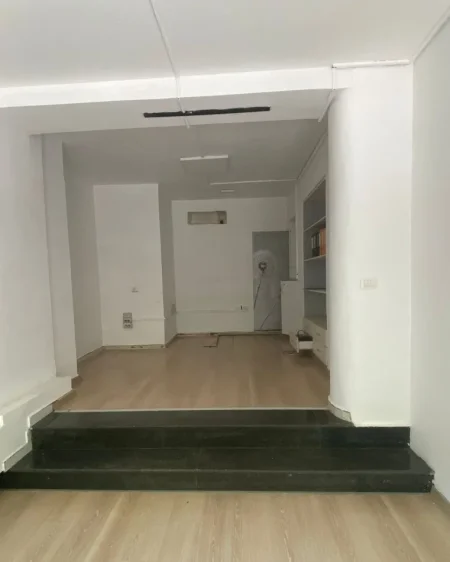 Tirane, jepet me qera ambjent biznesi Kati 0, 35 m² 1.000 € (myslym shyri)