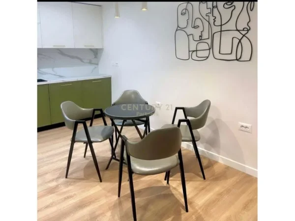 Tirane, shitet apartament 2+1 Kati 1, 93 m² 270.000 € (Qender)