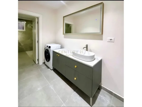 Tirane, shitet apartament 2+1 Kati 1, 93 m² 270.000 € (Qender)