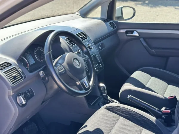 Durres, shitet makine VOLKSWAGEN TOURAN 2.0 Nafte, e bardhë automatik Klima 175 km