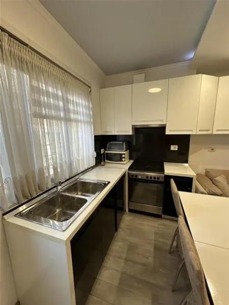 Tirane, jepet me qera apartament 1+1+Ballkon Kati 2, 70 m² 550 € (BRRYLI)