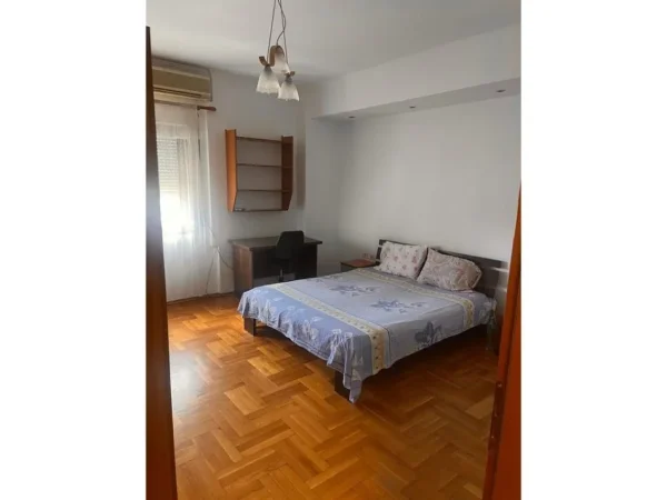 Tirane, jepet me qera apartament 2+1+Aneks+Ballkon Kati 9, 600 € (Rr.e Kavajes)