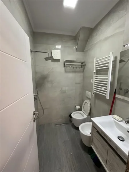 Tirane, jepet me qera apartament 1+1+Ballkon Kati 2, 70 m² 550 € (BRRYLI)