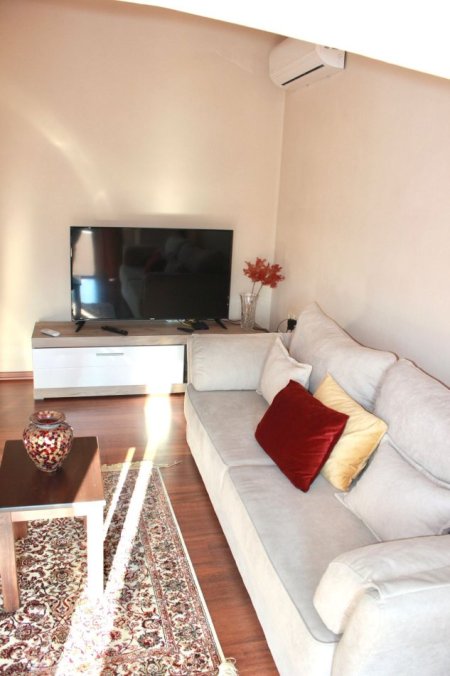 Tirane, jepet me qera apartament 1+1+Ballkon Kati 3, 70 m² 600 € (Ambasada Amerikane , Universiteti Luarasi)