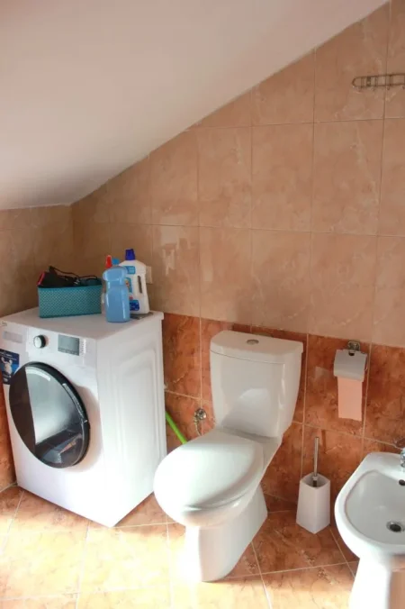 Tirane, jepet me qera apartament 1+1+Ballkon Kati 3, 70 m² 600 € (Ambasada Amerikane , Universiteti Luarasi)