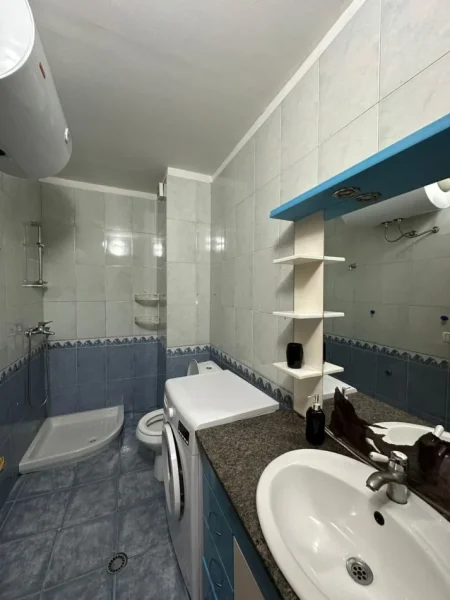 Tirane, jepet me qera apartament 2+1+Ballkon Kati 4, 79 m² 500 € (square 21)