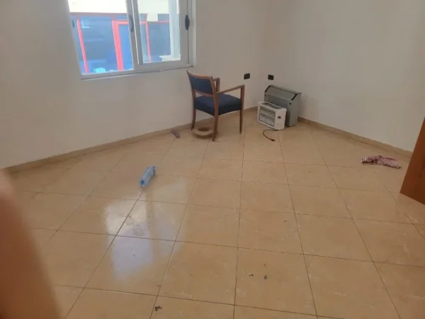 Tirane, jepet me qera apartament 1+1+Ballkon Kati 3, 70 m² 300 € (RRUGA 5 MAJI)
