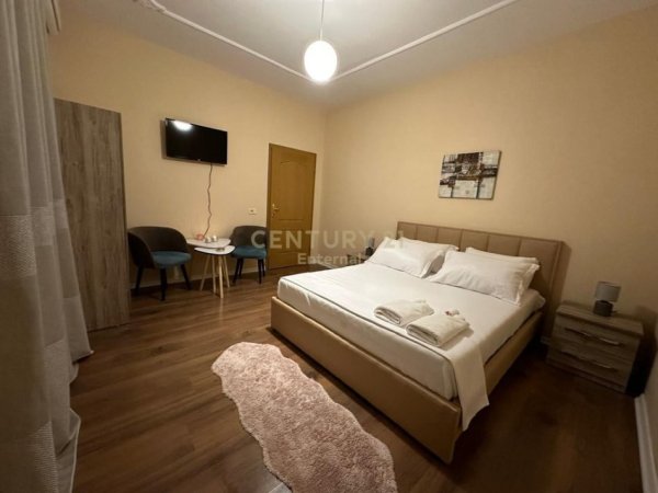 Tirane, jepet me qera apartament 3+1+Aneks+Ballkon Kati 2, 169 m² 750 € (Fusha Aviacionit)