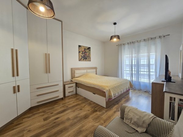 Tirane, jepet me qera apartament 2+1+Ballkon Kati 6, 80 m² 1.300 € (Rr. e Kavajes)
