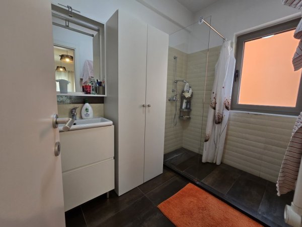 Tirane, jepet me qera apartament 2+1+Ballkon Kati 6, 80 m² 1.300 € (Rr. e Kavajes)