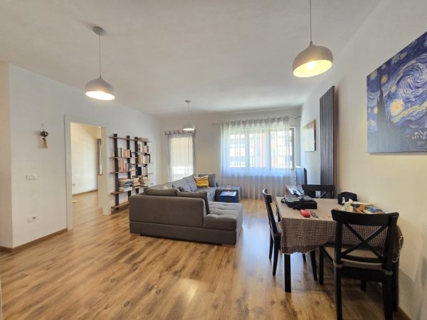 Tirane, jepet me qera apartament 2+1+Ballkon Kati 6, 80 m² 1.300 € (Rr. e Kavajes)