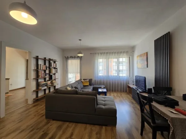 Tirane, jepet me qera apartament 2+1+Ballkon Kati 6, 80 m² 1.300 € (Rr. e Kavajes)
