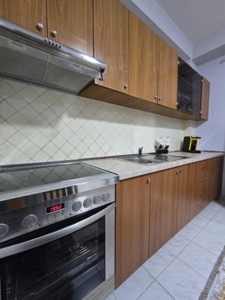 Tirane, jepet me qera shtepi 2+1 Kati 1, 75 m² 750 € (Vasil Shanto)