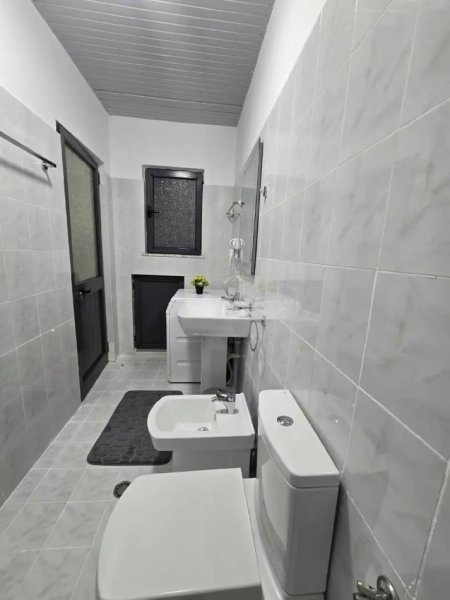 Tirane, jepet me qera shtepi 2+1 Kati 1, 75 m² 750 € (Vasil Shanto)