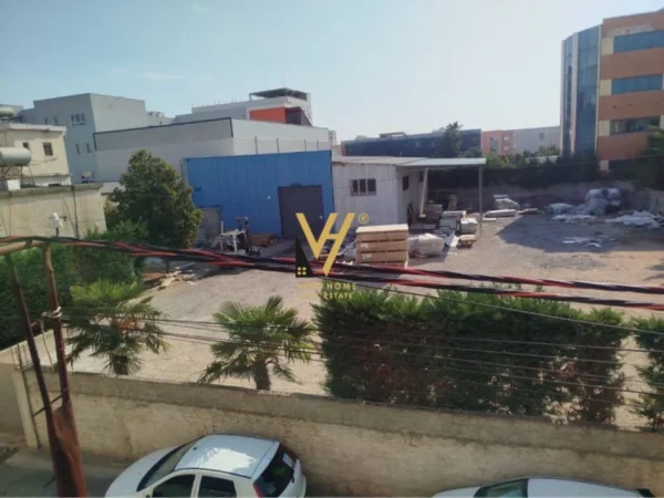 Durres, jepet me qera magazine Kati 0, 1.400 m² 1.000 € (SHKOZET)