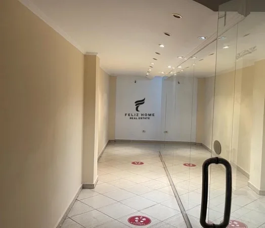 Tirane, jepet me qera dyqan Kati 1, 62 m² 400 € (SELVIA)