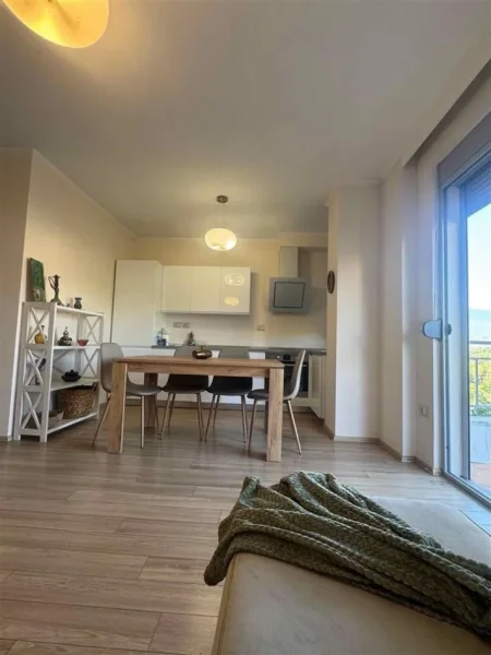 Tirane, jepet me qera apartament 1+1+Ballkon Kati 6, 76 m² 600 € (LIQENI I THATE RADISONI)