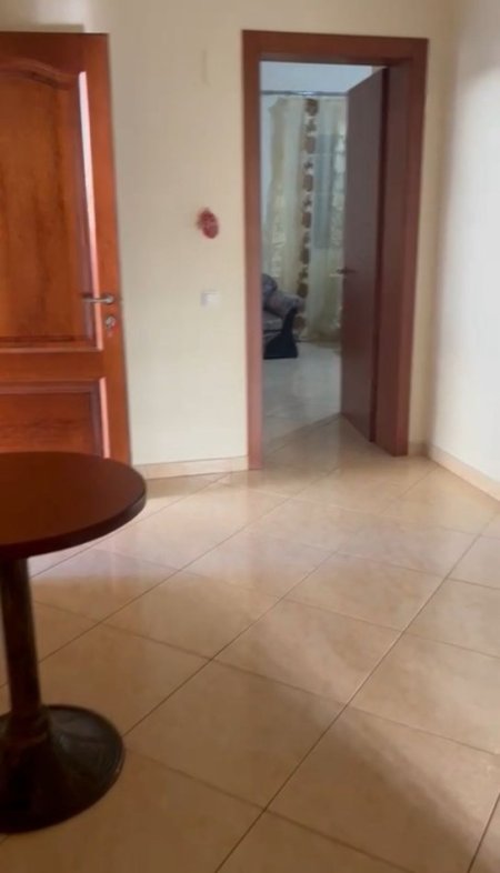 Tirane, jepet me qera shtepi 2+1+Ballkon Kati 2, 120 m² 450 € (ne rrugen Jordan Misja Tirane.)