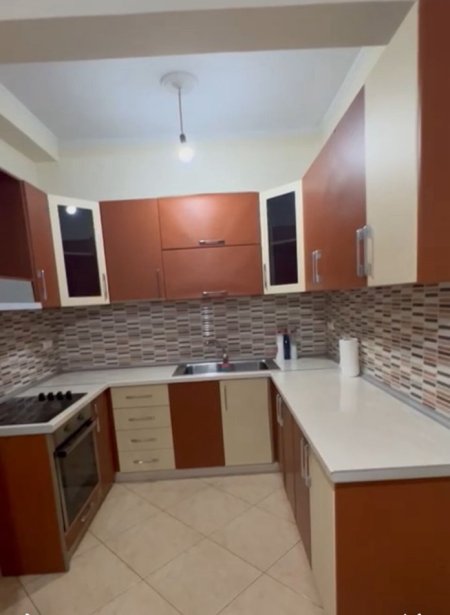 Tirane, jepet me qera shtepi 2+1+Ballkon Kati 2, 120 m² 450 € (ne rrugen Jordan Misja Tirane.)