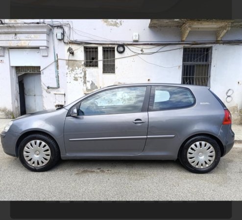 Vlore, shitet makine VW golf 5 Benzin+Gaz, gri metalizato manuale Klima 232.000 km 3300 €