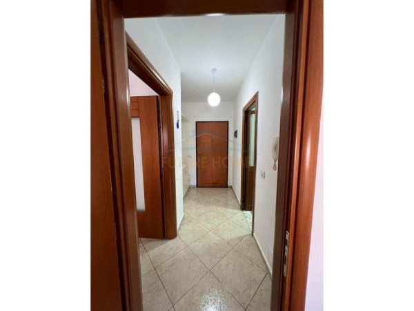 Tirane, jepet me qera apartament 2+1 , 85 m² 420 € 