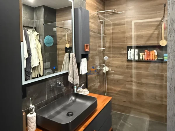 Tirane, shitet apartament 2+1+Ballkon Kati 5, 140 m² 650.000 € (Rruga e Kosovareve ,Gener 2 Prane Lake View)