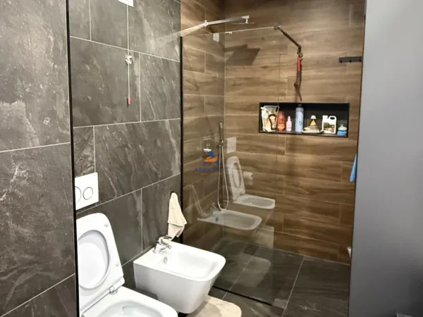 Tirane, shitet apartament 2+1+Ballkon Kati 5, 140 m² 650.000 € (Rruga e Kosovareve ,Gener 2 Prane Lake View)