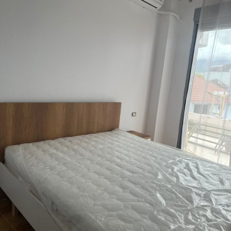 Tirane, jepet me qera apartament 3+1+Ballkon Kati 2, 95 m² 700 € (BRRYLI)