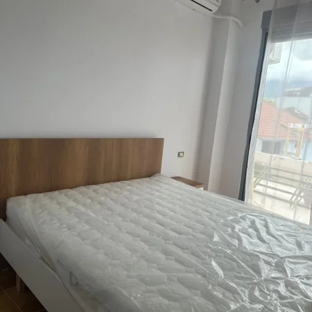 Tirane, jepet me qera apartament 3+1+Ballkon Kati 2, 95 m² 700 € (BRRYLI)