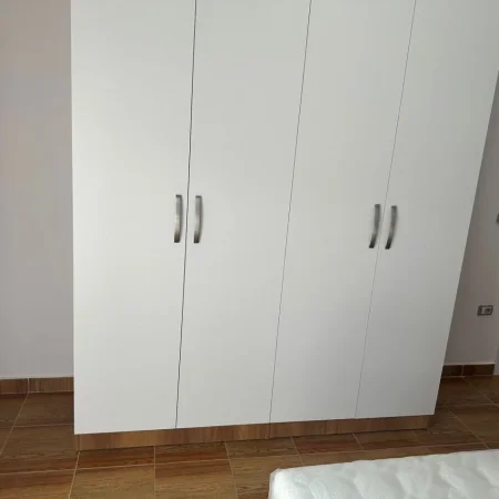 Tirane, jepet me qera apartament 3+1+Ballkon Kati 2, 95 m² 700 € (BRRYLI)