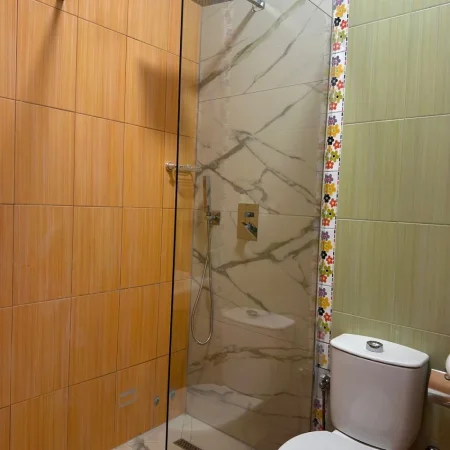 Tirane, jepet me qera apartament 3+1+Ballkon Kati 2, 95 m² 700 € (BRRYLI)